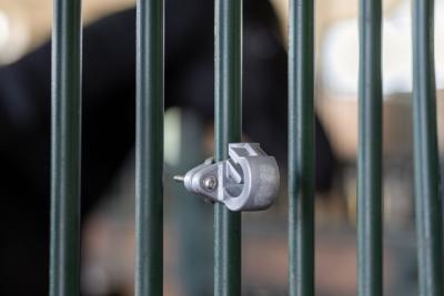 Abbildung Haltehaken befestigt am Gitter