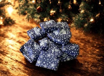 Abbildung Pakete festlich verpackt in der Weihnachtsbox