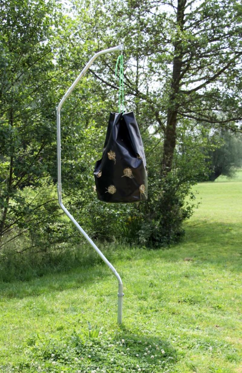 Abbildung aufgehangener Heusack auf der Wiese